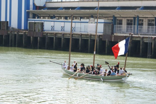 http://www.showmeyourpix.net/files/48/Officerboat1.jpg
